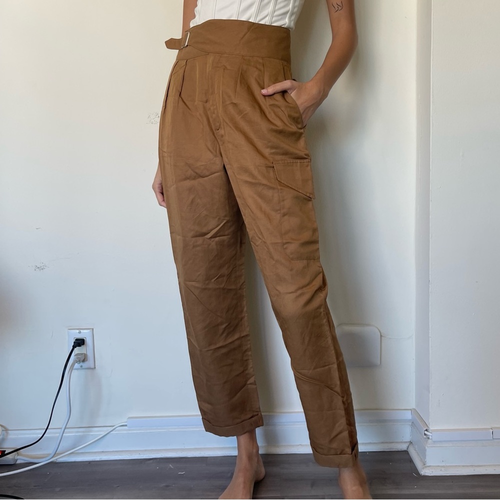 Closed High-Waisted Brown Pants